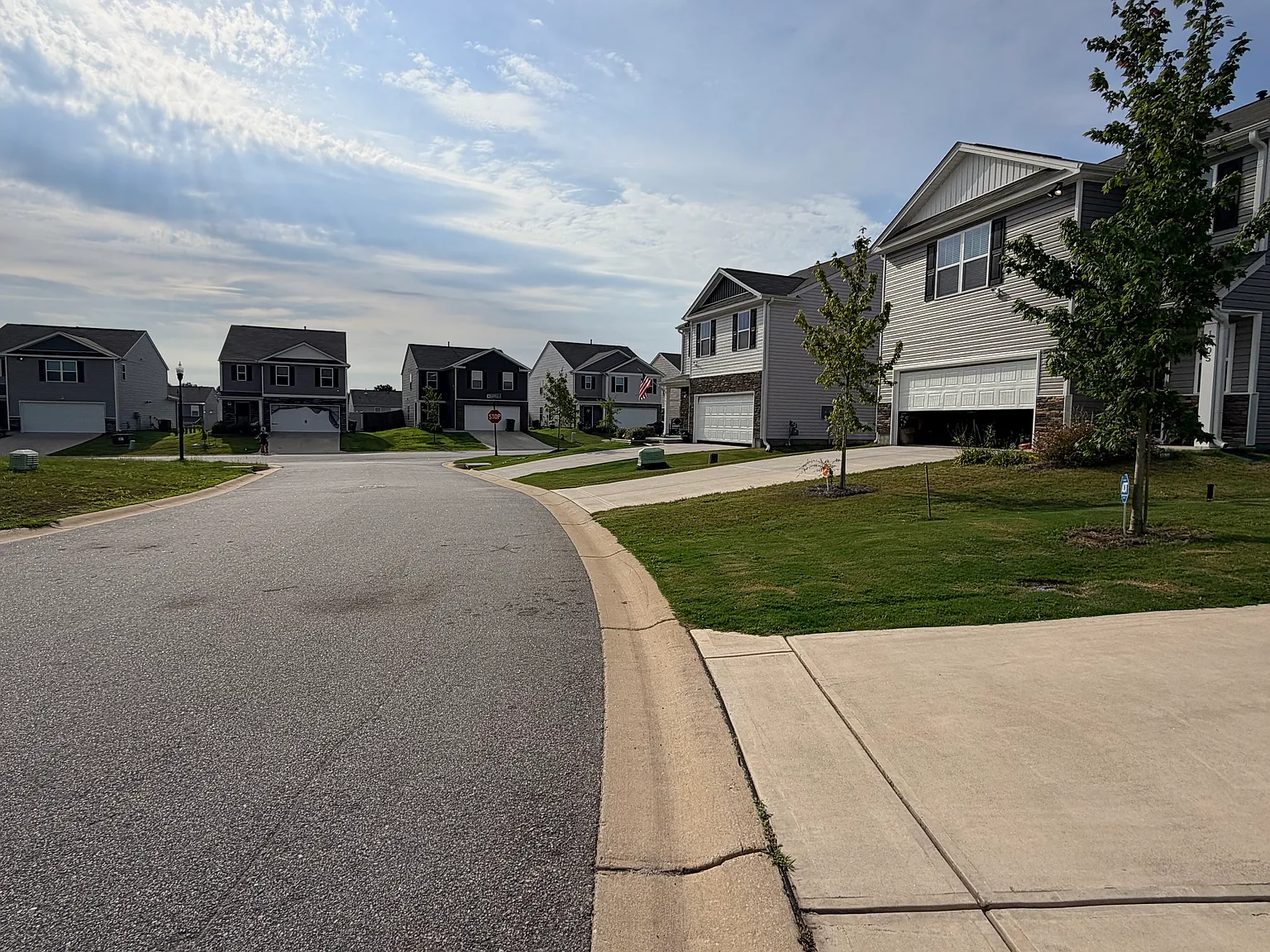 4 bed, 2.5 bath, 1901 sqft, $2,200 — Photo 2