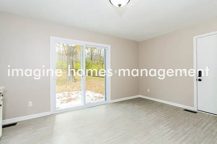 3 bed, 1.0 bath, 900 sqft, $1,959 — Photo 3
