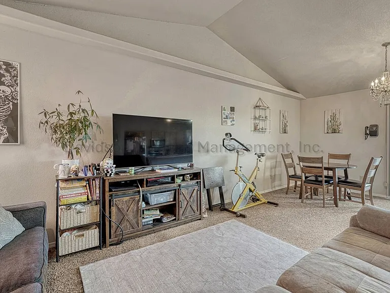 1524 Shane Cir — Photo 2