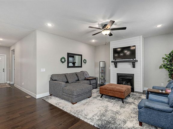 4th image of 854 E Acacia Lane