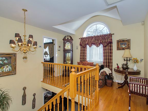 5th image of 70 John Ln