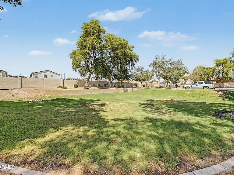 635 W Colt Rd — Photo 30