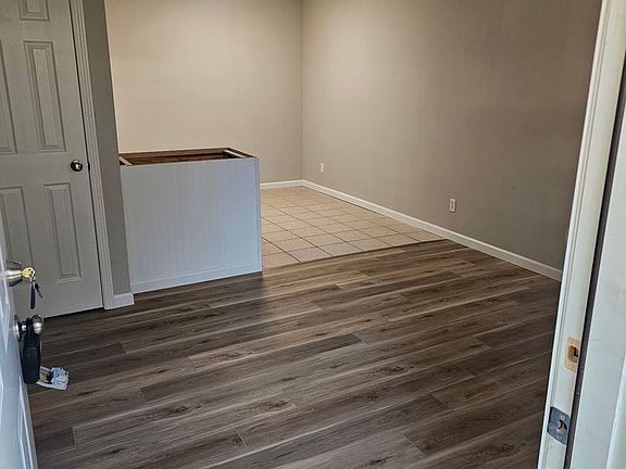 3rd image of 1104 W McCarty St #102
