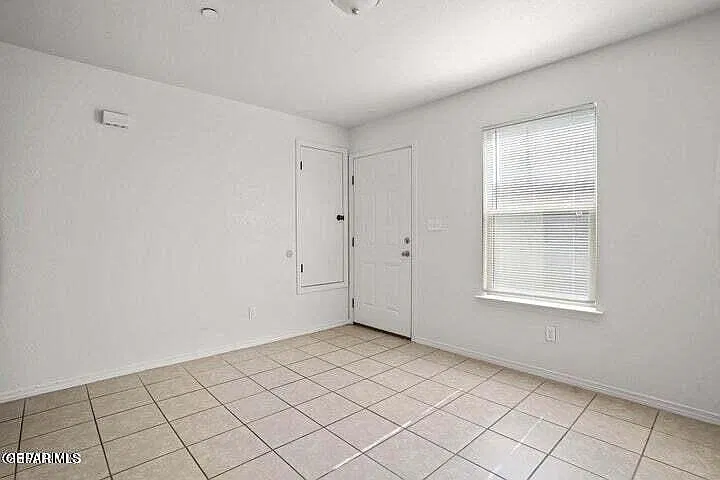 3 bed, 2.0 bath, 3129 sqft, $1,045 — Photo 3