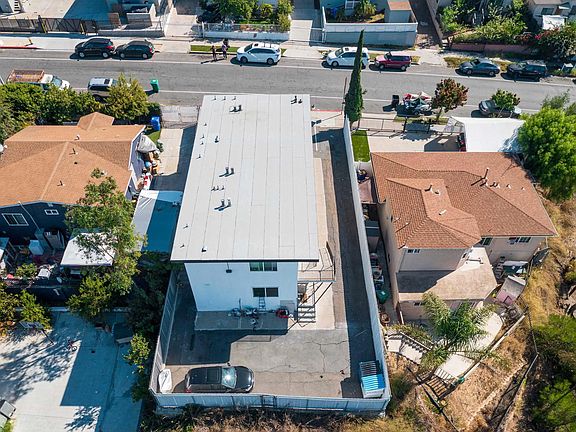 4th image of 3826 Winona Ave