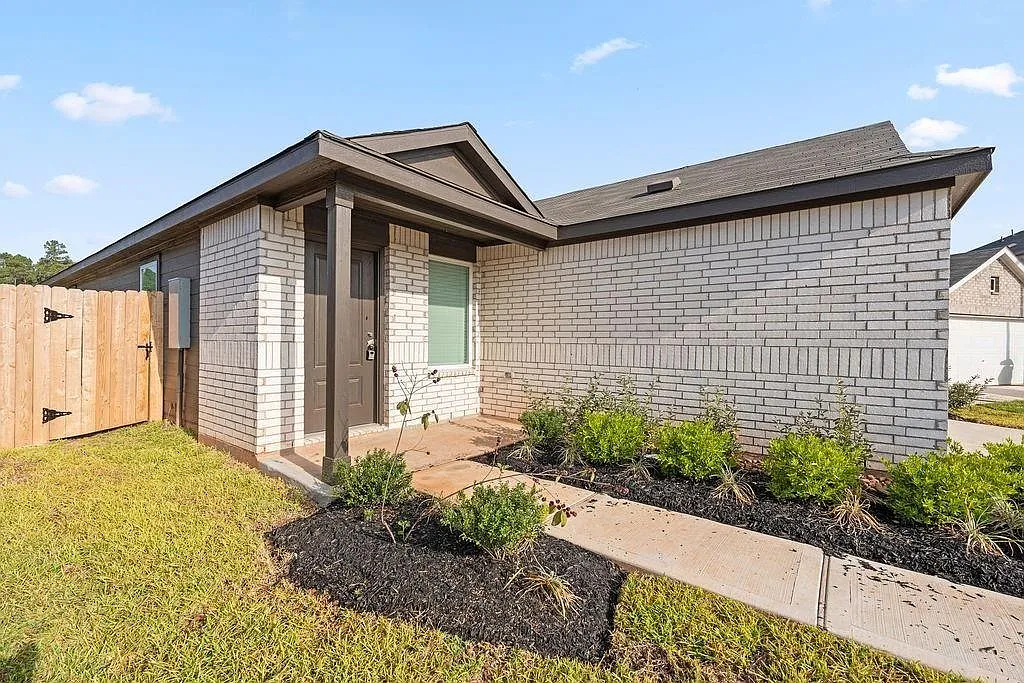 4 bed, 2.0 bath, 1602 sqft, $2,000 — Photo 2
