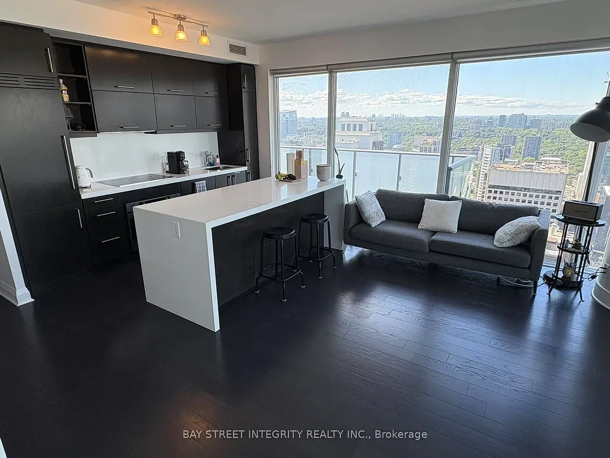 Building Photo - 1080 Bay St #3910