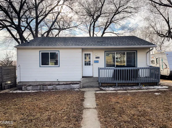 203 14th Ave NW, Mandan, ND 58554