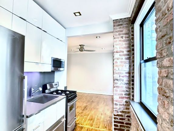 4th image of 416 E 13th St APT 4D