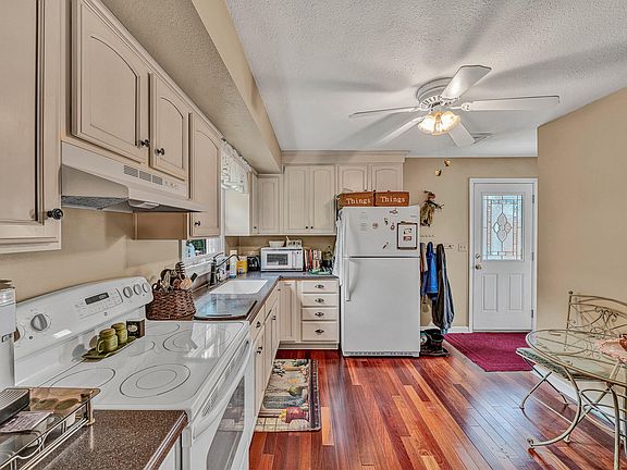 5th image of 502 2nd St