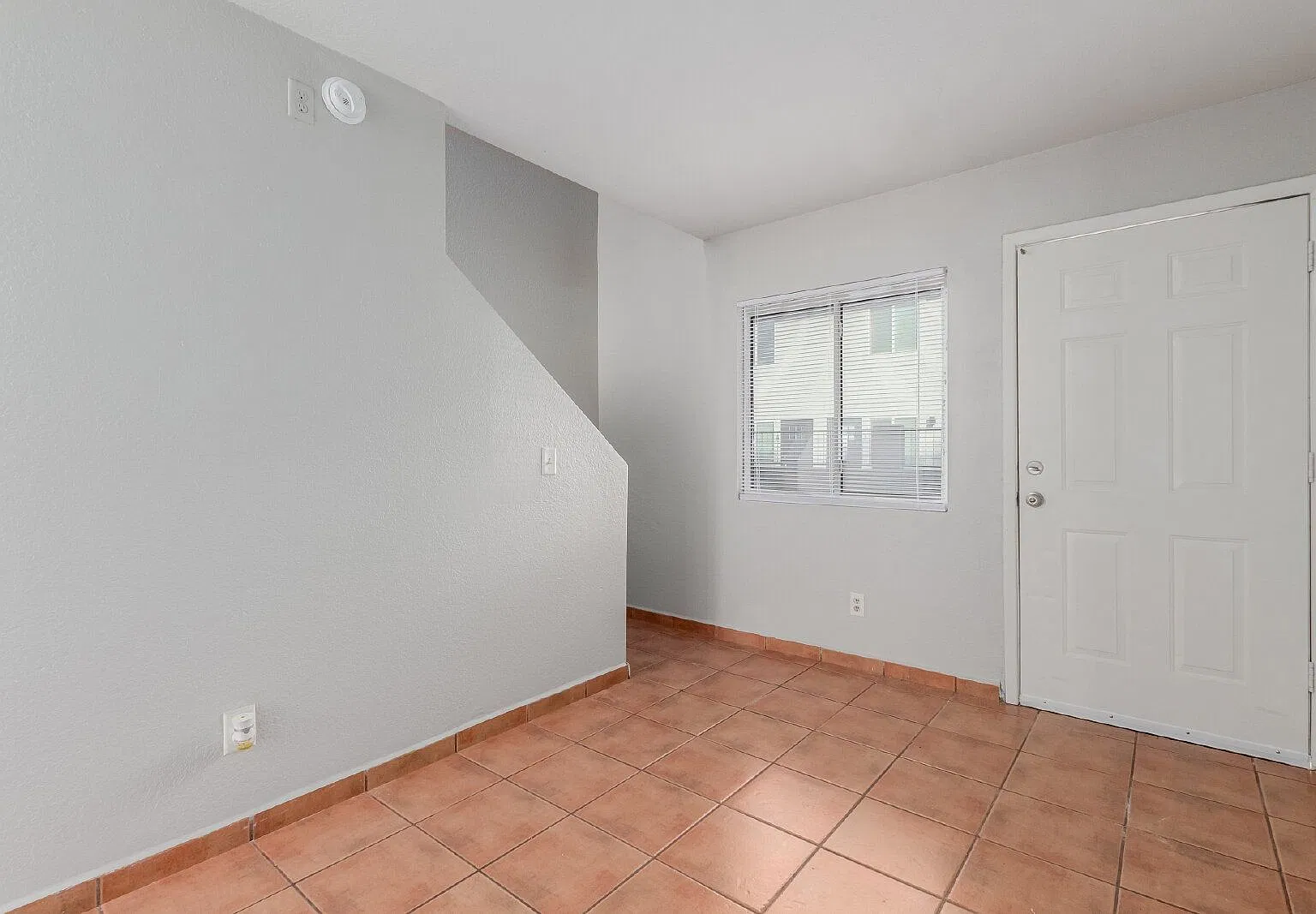2 bed, 1.0 bath, 750 sqft, $950 — Photo 1