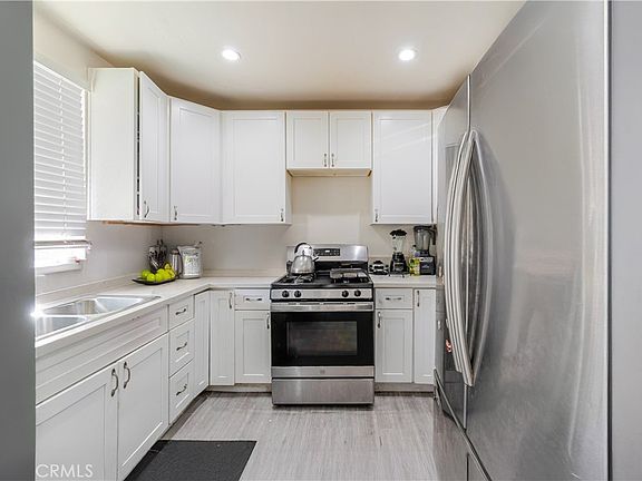 4th image of 421 E 65th St