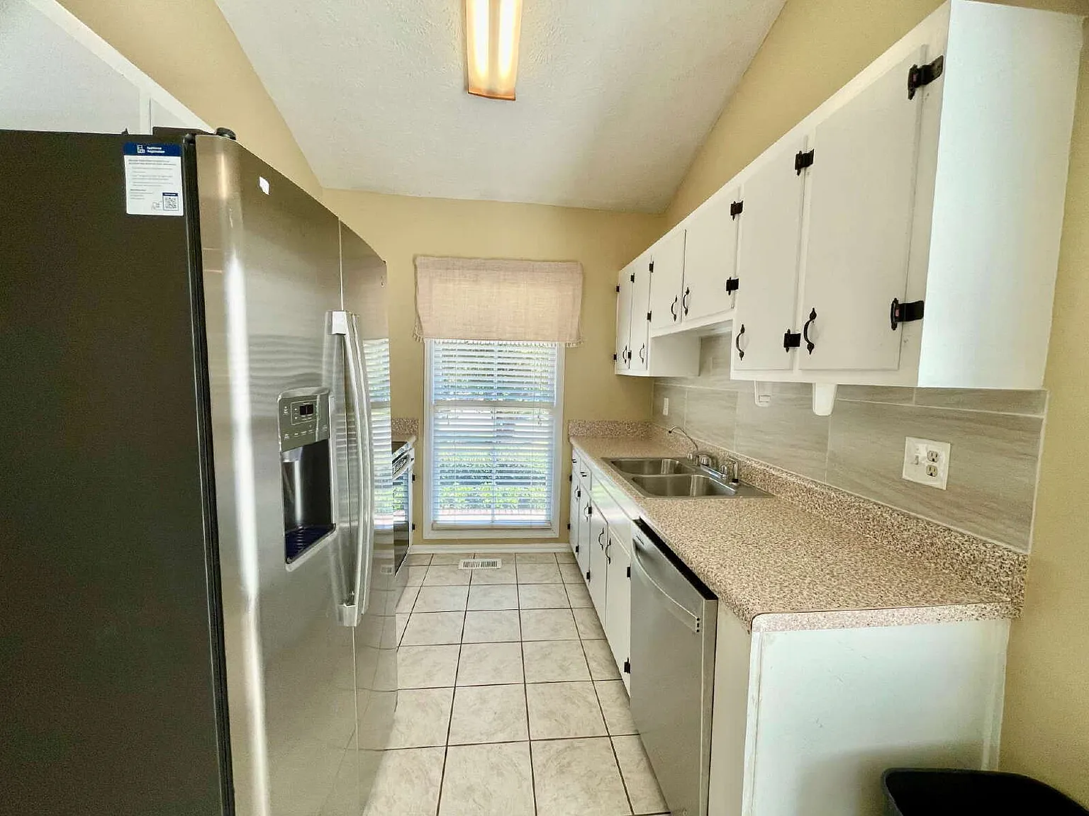 3 bed, 1.5 bath, 1204 sqft, $1,350 — Photo 2