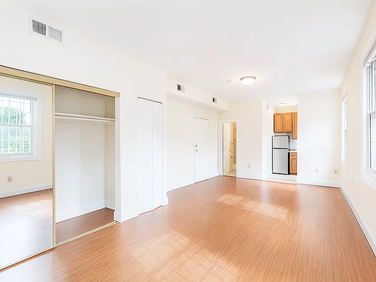 1111 Lamont St NW — Photo 4