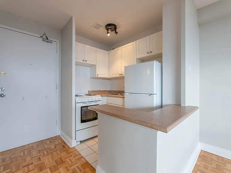 160 Balmoral Ave #906 — Photo 5