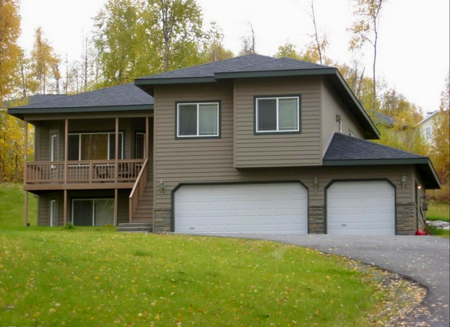 House on a hill in Victoria Estates with 6 spacious Bedrooms, 3 full bathrooms, 3 car garage and ... — Photo 2