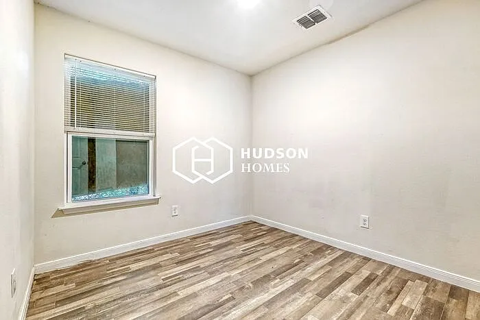 458 Ferris Ave — Photo 8