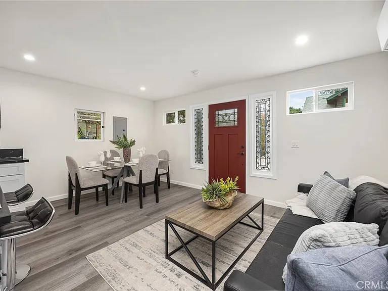 577 N Chester Ave — Photo 2