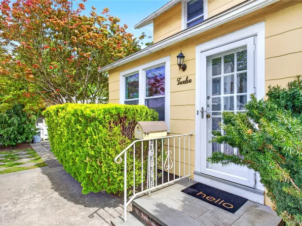 12 Smull Place, Port Washington, NY 11050