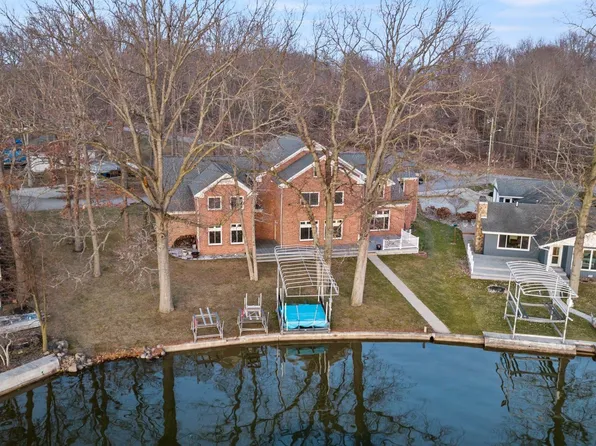 220 Lane 150j Hamilton Lk, Hamilton, IN 46742
