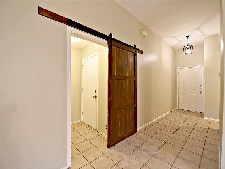 8402 Hillrock Dr — Photo 8