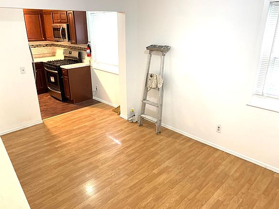 3rd image of 17 Saddlewood Ct