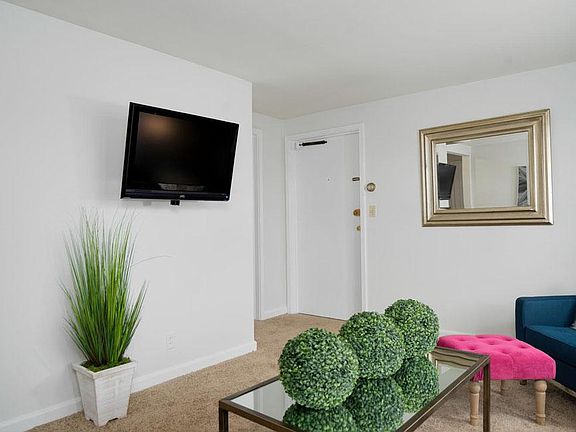 5th image of 2850 Elmwood Ave APT 4