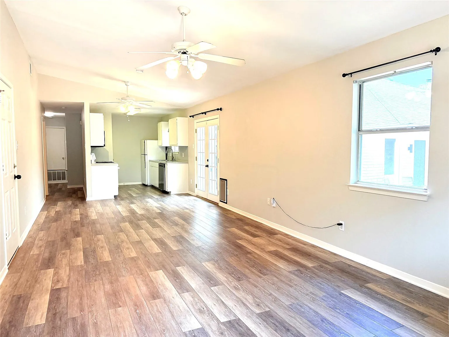 3 bed, 2.0 bath, 1128 sqft, $1,750 — Photo 2