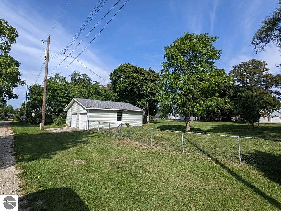 514 Cedar St, Elk Rapids, MI 49629 Zillow