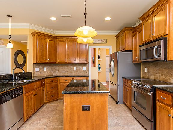 4th image of 305 Ravens Crest Dr