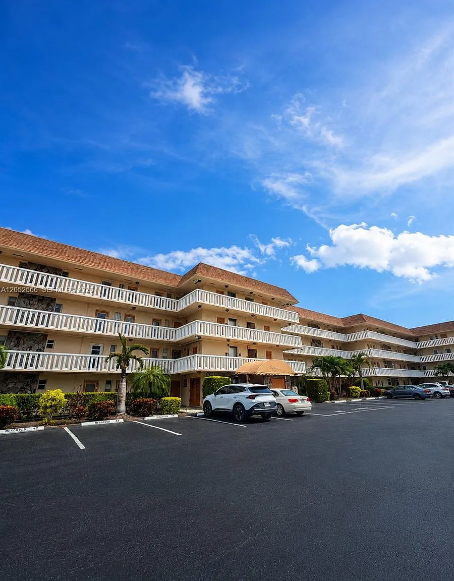 Islands-Bermuda Condo — Photo 1