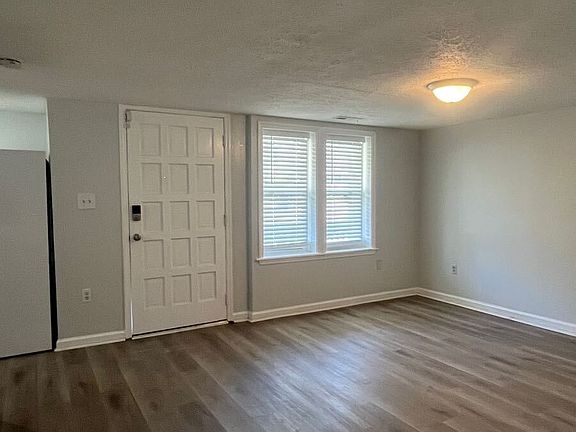 3rd image of 489 W Outer Dr