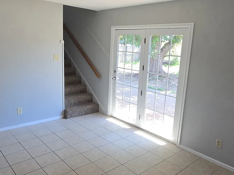 1609 Douglas Dr — Photo 2