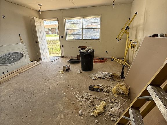 5th image of 1077 Eubanks St