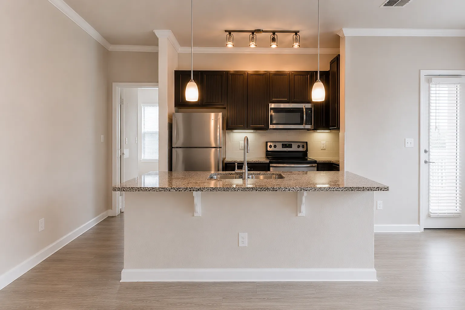1 bed, 1.0 bath, 726 sqft, $975 — Photo 1