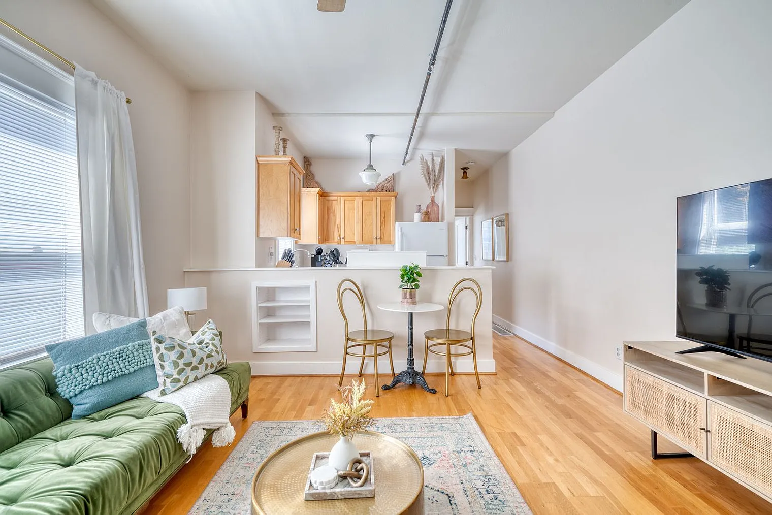 1 bed, 1.0 bath, 548 sqft, $2,546 — Photo 2
