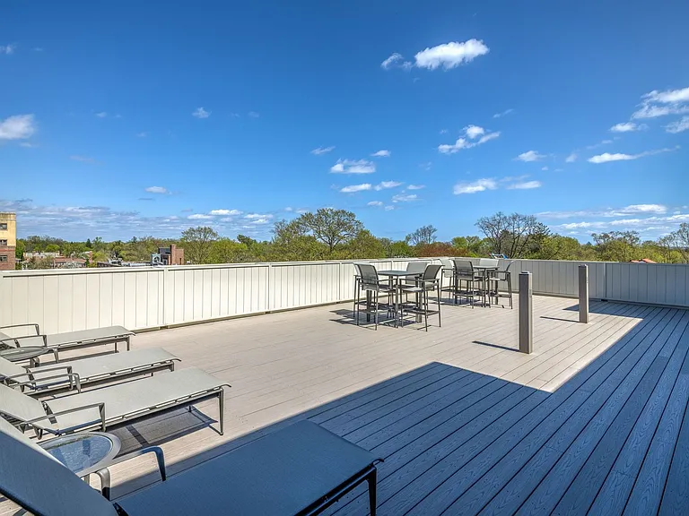 Luxury Living in Larchmont — Photo 9