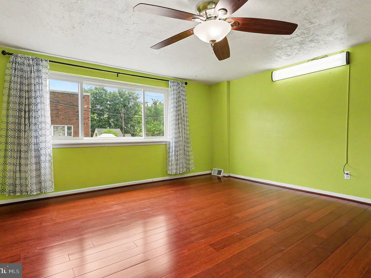 3 bed, 2.5 bath, 2210 sqft, $2,500 — Photo 4