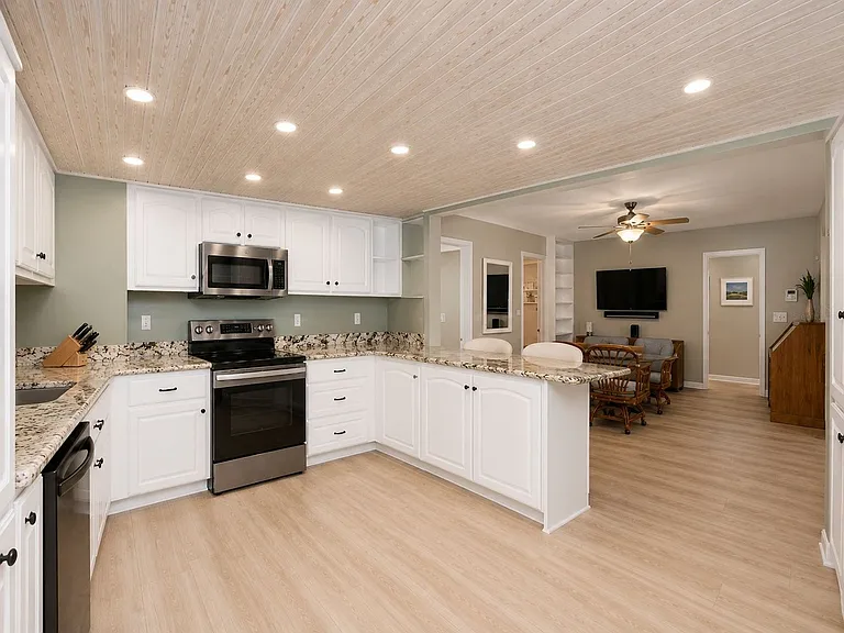 2876 Captiva Dr — Photo 2