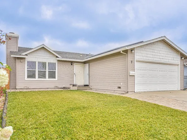 7 Manzano Cir, Salinas, CA 93905