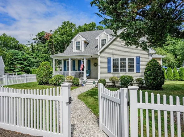 29 Cape Cod Ave, Plymouth, MA 02360