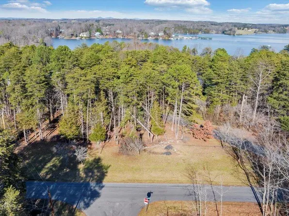 2 River Creek Rd, Wirtz, VA 24184