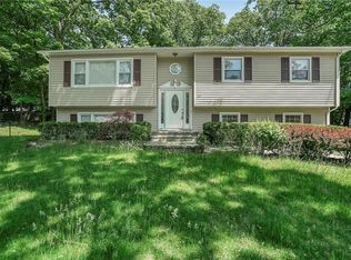 10 Amundsen Ln, Airmont, NY 10901