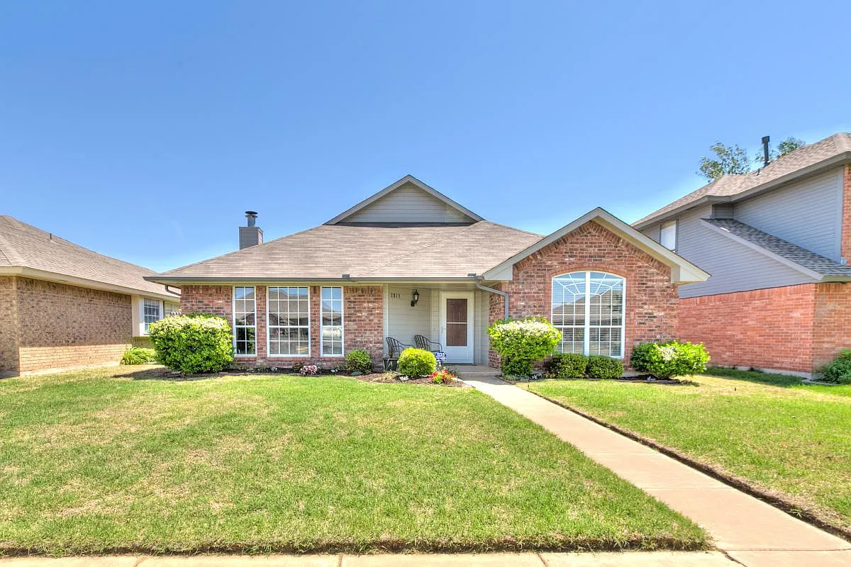 2813 Brompton Drive — Photo 1