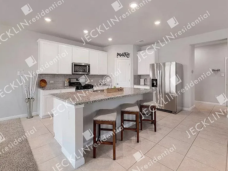 6015 Pleasanton Pkwy — Photo 3