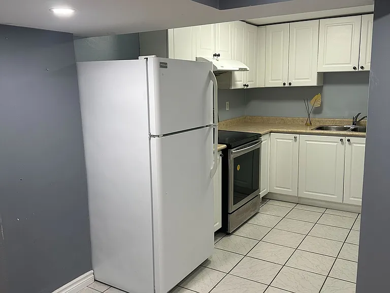 33 Kenborough Ct #BASEMENT — Photo 5