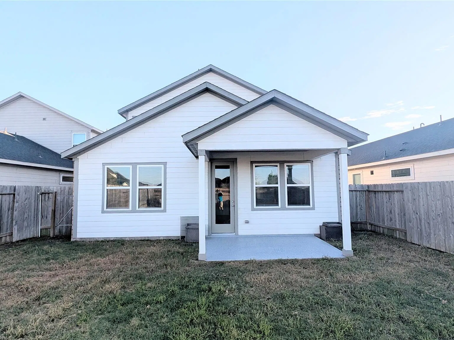 4 bed, 2.5 bath, 2041 sqft, $2,700 — Photo 3