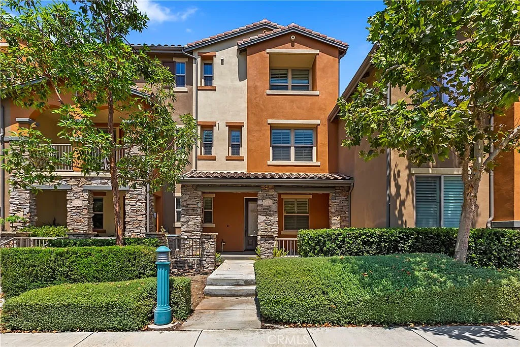3 bed, 3.5 bath, 1430 sqft, $3,850 — Photo 2