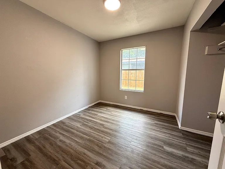 554 Park Village Dr — Photo 8