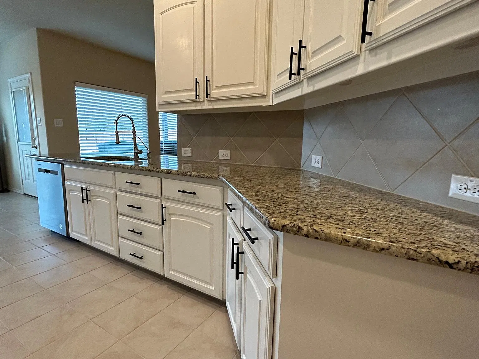 3 bed, 1579 sqft, $2,300 — Photo 4